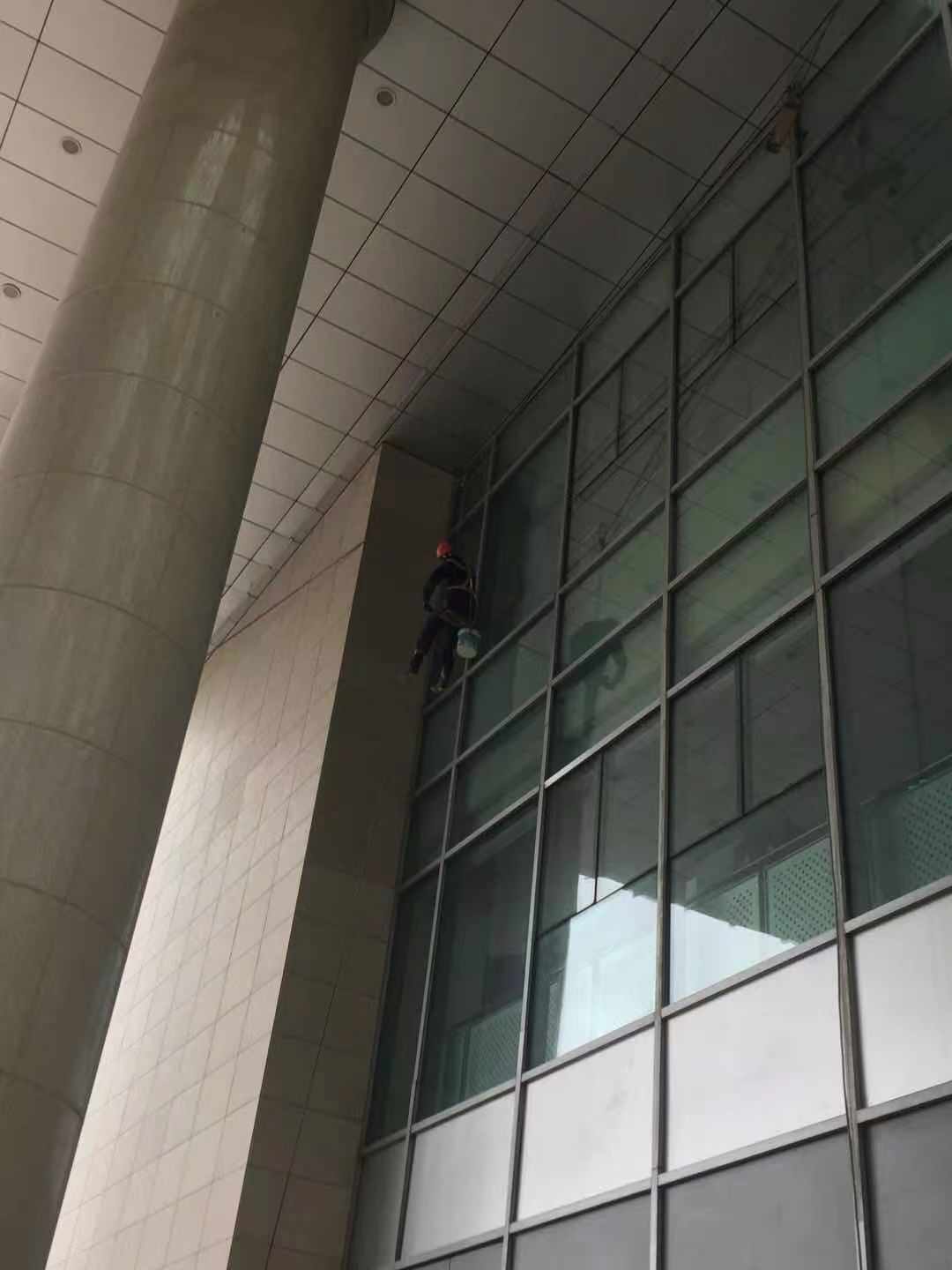 微信圖片_20201123092709  行政A，B座連廊幕墻玻璃清洗中照片.jpg