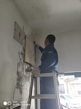 房間墻壁滲水發(fā)霉潮濕怎么處理？