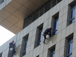 建筑物如何進行高空外墻清洗呢？